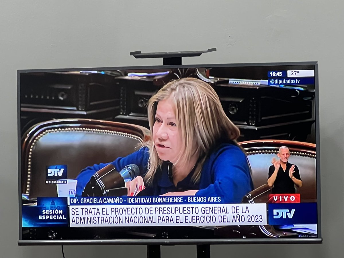 #Impuestoaltrabajo gracias en nombre de la #UEJN a la compañera <a href="/GracielaCamano/">Graciela Camaño</a> por su brillante exposición en la discusión parlamentaria