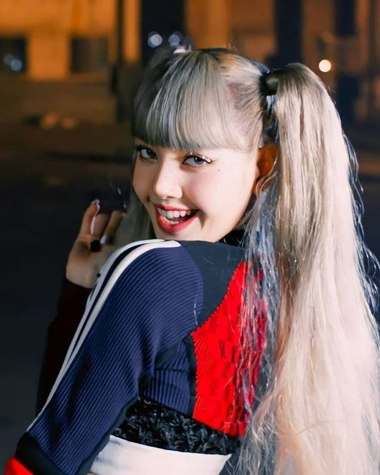 preciousxx__'s tweet image. #LISA สร้างประวัติศาสตร์อีกครั้งกับการเป็นศิลปิน K-Pop ที่มียอดสตรีมเกิน 1 พันล้านครั้งบน Spotify ที่เร็วที่สุด โดยใช้เวลาเพียง 411 วัน และมีเพียง 3 เพลง
ONE BILLION FOR LISA
#LISA1BillionOnSpotify
#LALISA #MONEY #SG