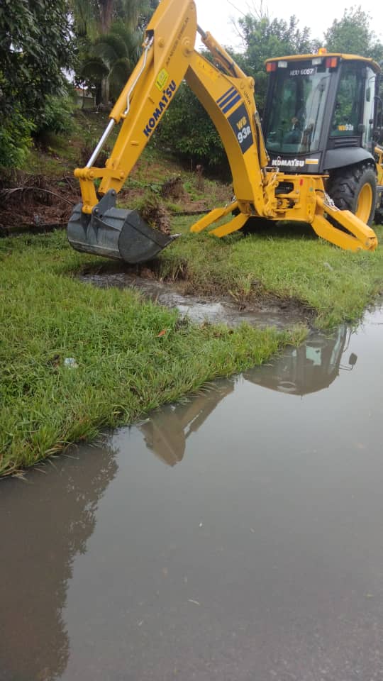JelebuJkr's tweet photo. 26 Okt 22: Petang ini menyenggara jalan dengan membuat scupper drain di Jalan Negeri (N32) Jln Kuala Klawang-Genting Peras seksyen 6 untuk keselamatan pengguna laulintas dan juga bagi menghadapi Monsun Timur Laut https://t.co/8lGxstLGuy