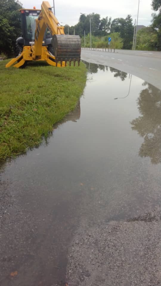 JelebuJkr's tweet photo. 26 Okt 22: Petang ini menyenggara jalan dengan membuat scupper drain di Jalan Negeri (N32) Jln Kuala Klawang-Genting Peras seksyen 6 untuk keselamatan pengguna laulintas dan juga bagi menghadapi Monsun Timur Laut https://t.co/8lGxstLGuy