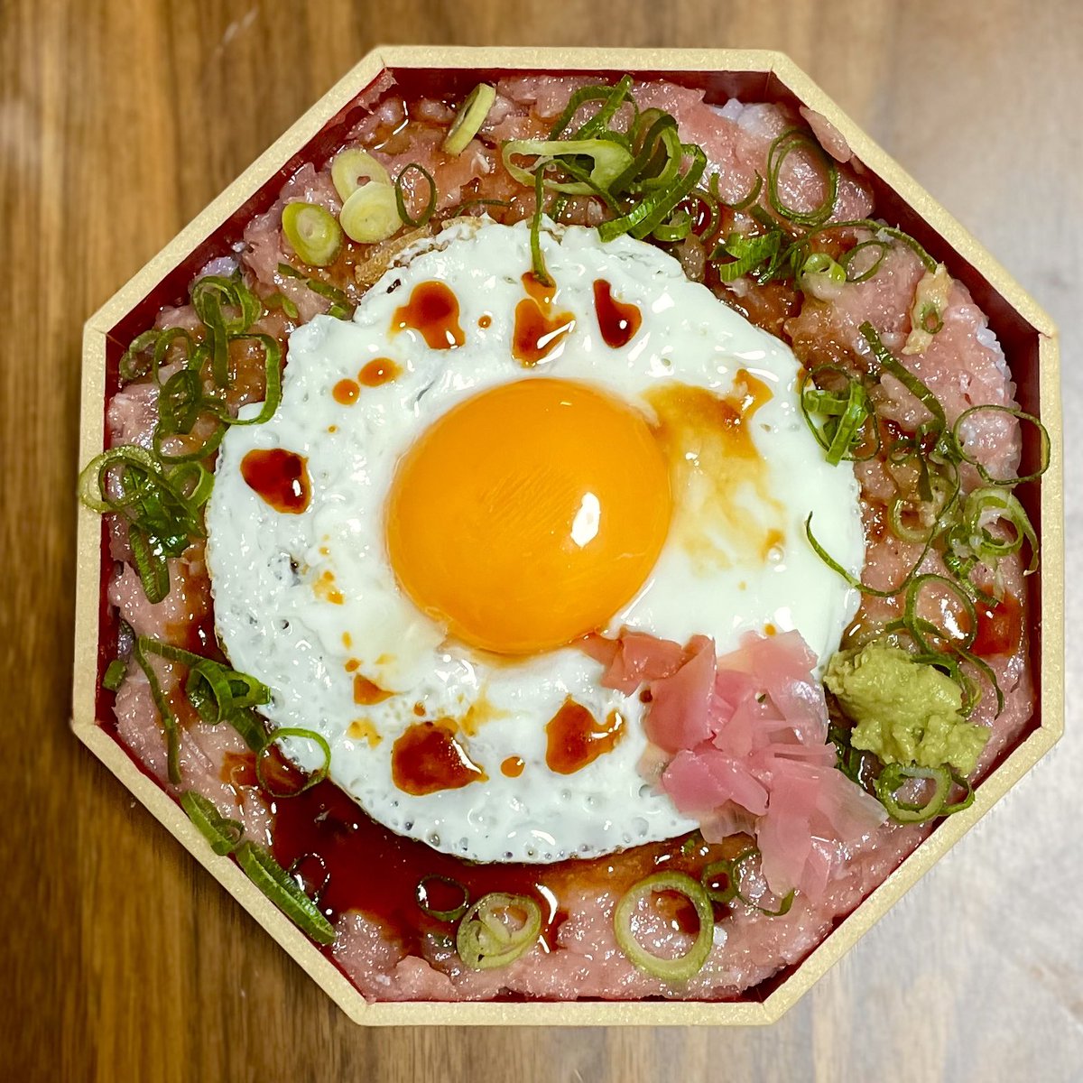 「ネギトロ丼に目玉焼きのせたっていいじゃない 」|おおひなたごう☆レコードマンガ連載準備中！のイラスト