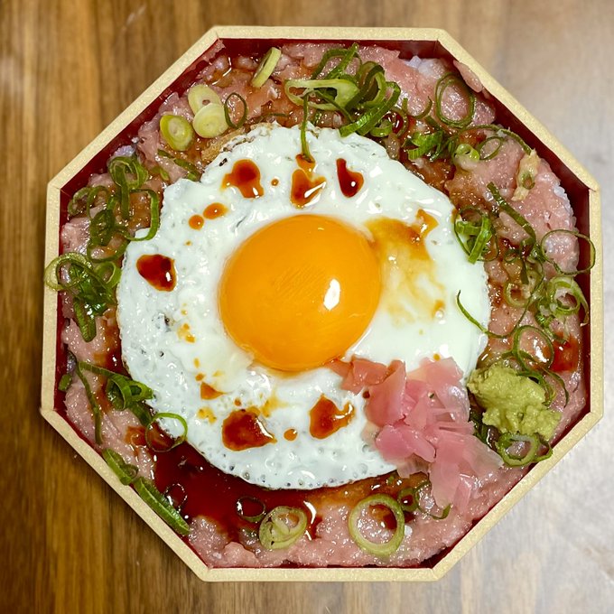 ネギトロ丼に目玉焼きのせたっていいじゃない 