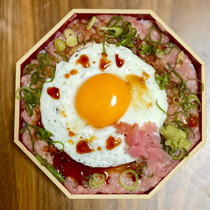 ネギトロ丼に目玉焼きのせたっていいじゃない 