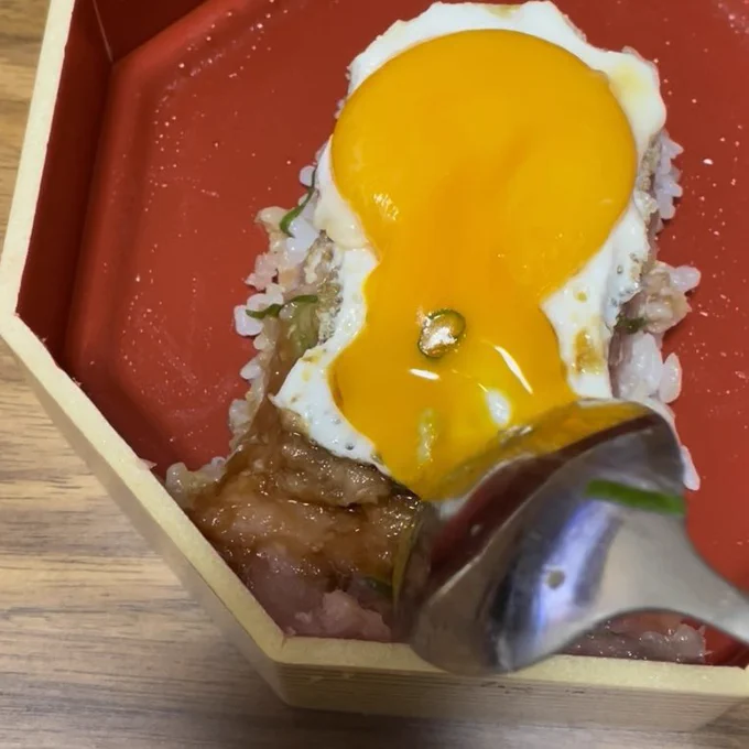 ネギトロ丼に目玉焼きのせたっていいじゃない 