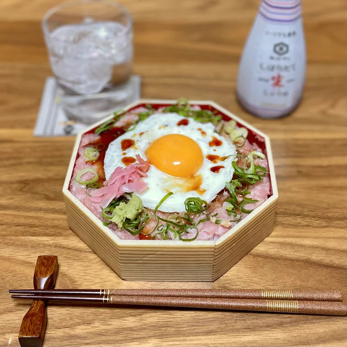 ネギトロ丼に目玉焼きのせたっていいじゃない 