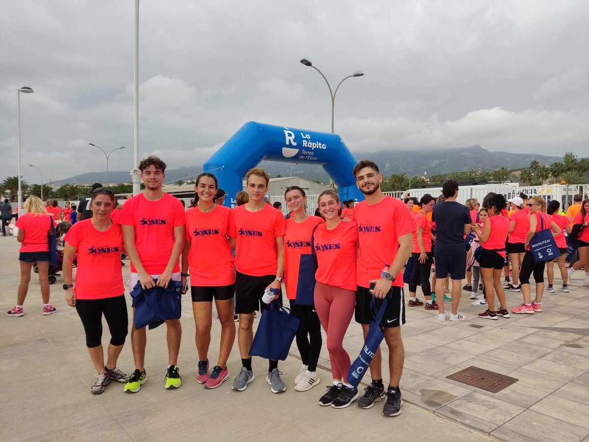 EUSES_Oficial's tweet photo. Encantats de tenir representació d'un grup d'alumnes i de la cap d'estudis, Núria Besalduch, en la Cursa de les Dones Terres de l'Ebre, a la Ràpita.
La recaptació va anar en benefici de la Lliga contra el Càncer. 👏🏃
#EUSES #EUSESTE https://t.co/Al5by6s4vQ