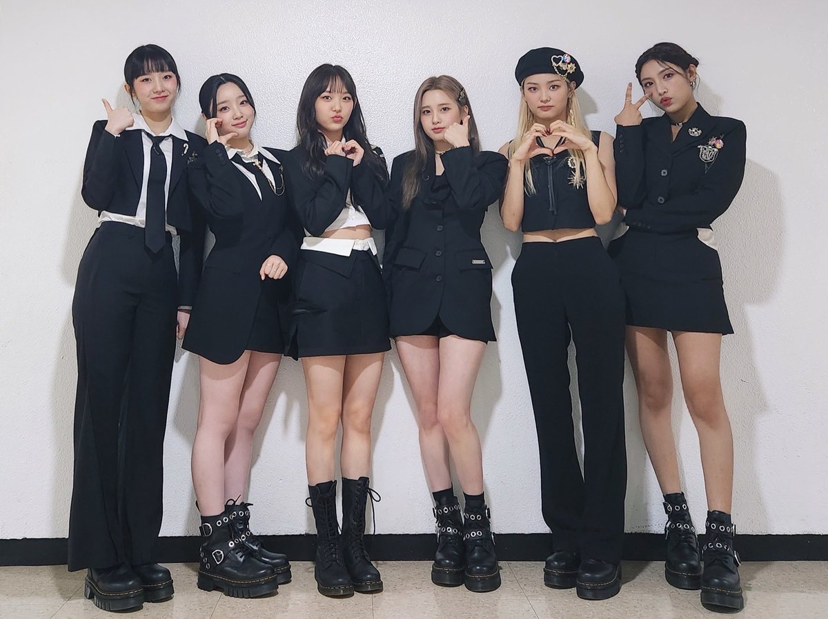 Lightsumitlatam's tweet photo. La forma en la que Nayoung tiene que forzar una sonrisa que se nota demasiado que es falsa y Sangah directamente ni lo intenta 🥺🥺🥺🥺

#ThankYouHuiyeonandJian #LightsumIsEight #CubeExplain #LIGHTSUM #라잇썸 https://t.co/BWtCFtHGxb