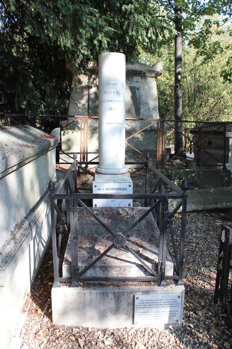 unevieauPL's tweet photo. Il y a 191 ans, le 14 novembre 1831, mourait le compositeur, éditeur musical et facteur de piano Ignace Joseph Pleyel. (Père Lachaise 13e div).
https://t.co/RgR4EtfcqN https://t.co/kovh3vu5h1
