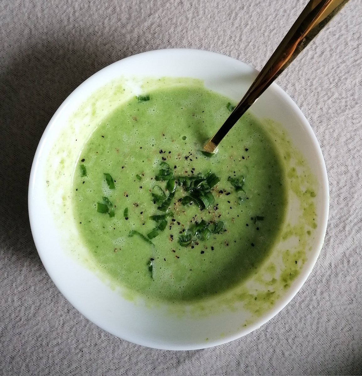 ewelymed's tweet photo. Found this amazing quick vegg soup, the whole pot is 230 cal, instead of broth(didnt have it) and 1cup heavy cream (huuhh) i added salt and 60g of sour cream, and its very delicious, will last me 4 meals https://t.co/4vHFEJtskn