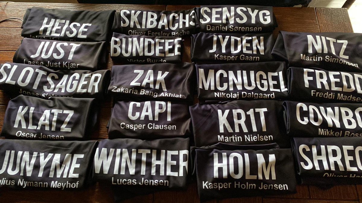 Teacha_101's tweet photo. Så er der gaver til smølferne

@Heise_CSGO @Bach3Ski 
@Justcsgoo @Bundeee_08 
@Slotsagercs @ZakCSGO @McNugel 
@KlatzCs Capi no twitter @KritikaL17 @BossMikkel 
@JunymeCSGO @knuseren1337 @shrecky2707 https://t.co/zbJjZJ3nTw