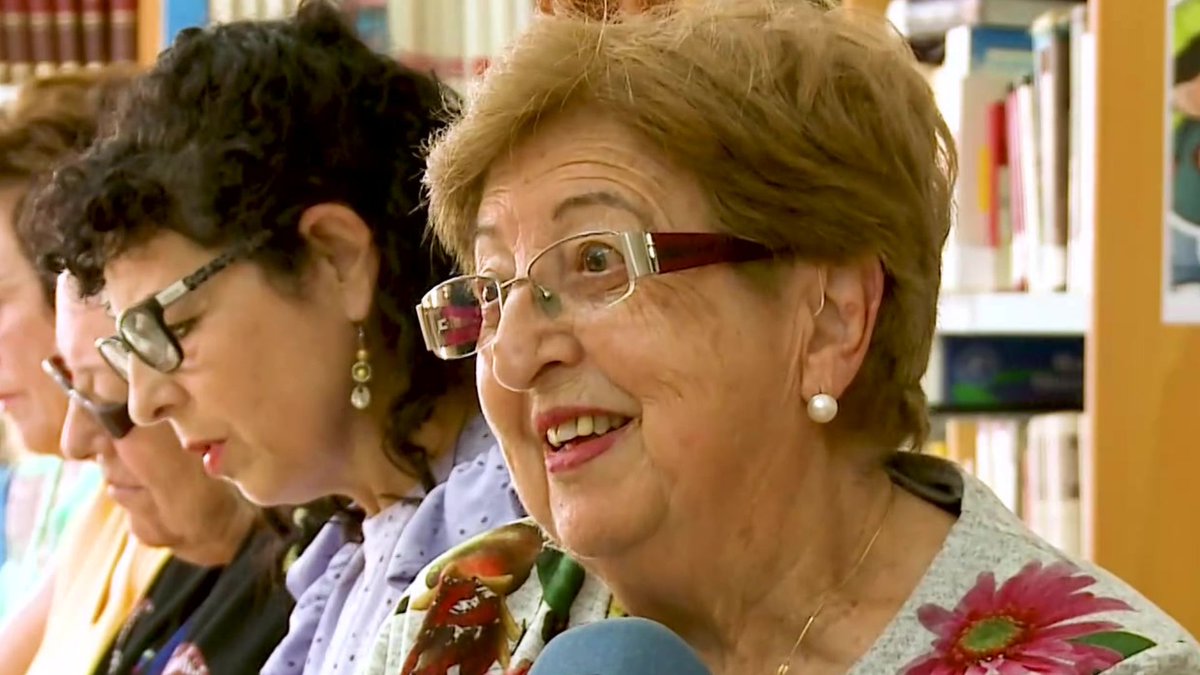 LaHoraTVE's tweet photo. ▪️ Hablamos con Maruja y descubrimos su amor por los libros: "Me da pena de morirme todavía viendo en la biblioteca los libros que me quedan por leer"

@historiasdeanna 
@ONCE_oficial 

#LaHora26O

📹 https://t.co/Oh1Lom2sGp https://t.co/aAe1HbgyfY