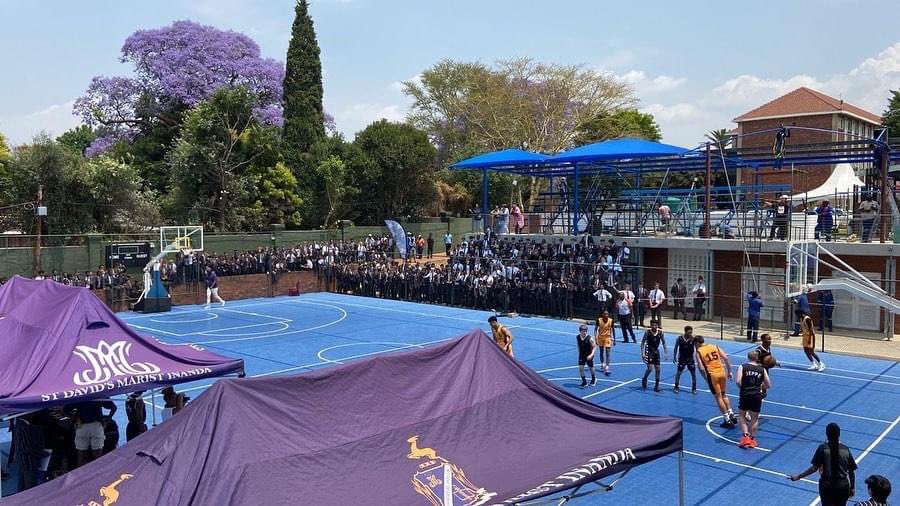 SUPERSPORT SCHOOLS SHOWCASE Both the @InandaHoops Basketball Finals and the @ststithians Saints Water Polo Invitational finals and highlights will be played on SuperSport Variety 3 (Channel 208 on DSTV) today (Wed 26 October) between 15:00 & 18:00 on the @ss_schools Showcase.