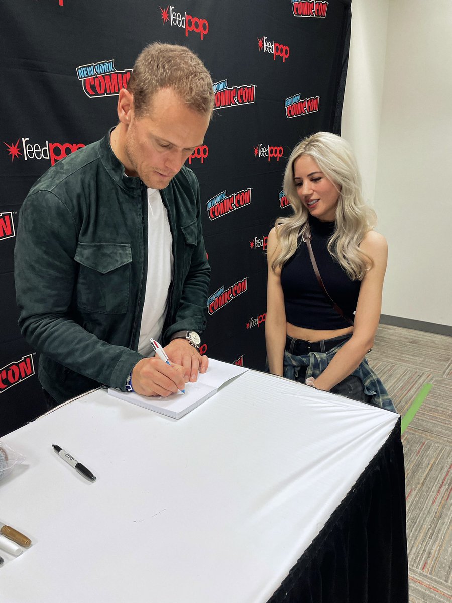 flissgina's tweet photo. @SamHeughan I’m super late but thank you for doing this epic pose with me.  I was bummed when I lost my journal, but this photo made my night ❤️ https://t.co/LTxXgLHN4v