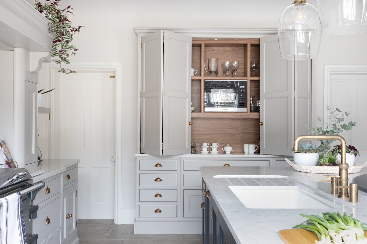 krantzdesigns's tweet photo. Lighter cabinetry not only keeps the room feeling bright and spacious, but gives you the opportunity to go a little bolder on your hardware &amp; timber choices to add warmth and texture. 

Who else loves the simplicity of a muted grey? 👇🏼 

#KrantzDesigns #Bespoke #Kitchen https://t.co/SBBckgSOhn