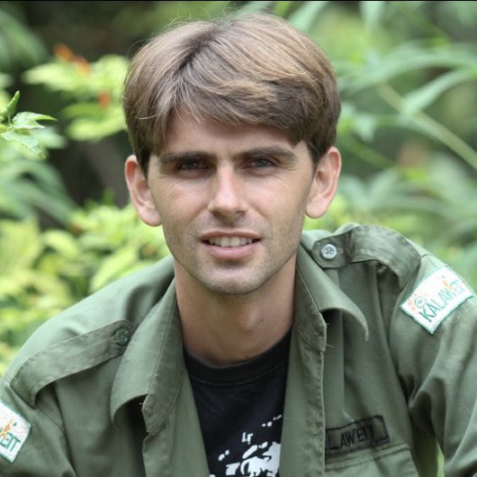 LMPositif's tweet photo. 🌳 Le français Aurélien Brulé, surnommé Chanee en Indonésie, vient d’annoncer le rachat et la sanctuarisation par son association Kalaweit d’une forêt de 1500 hectares à Bornéo pour protéger de nombreux animaux dont les orangs-outans ! 💚 (Var-matin) https://t.co/5dLd7AmPqf