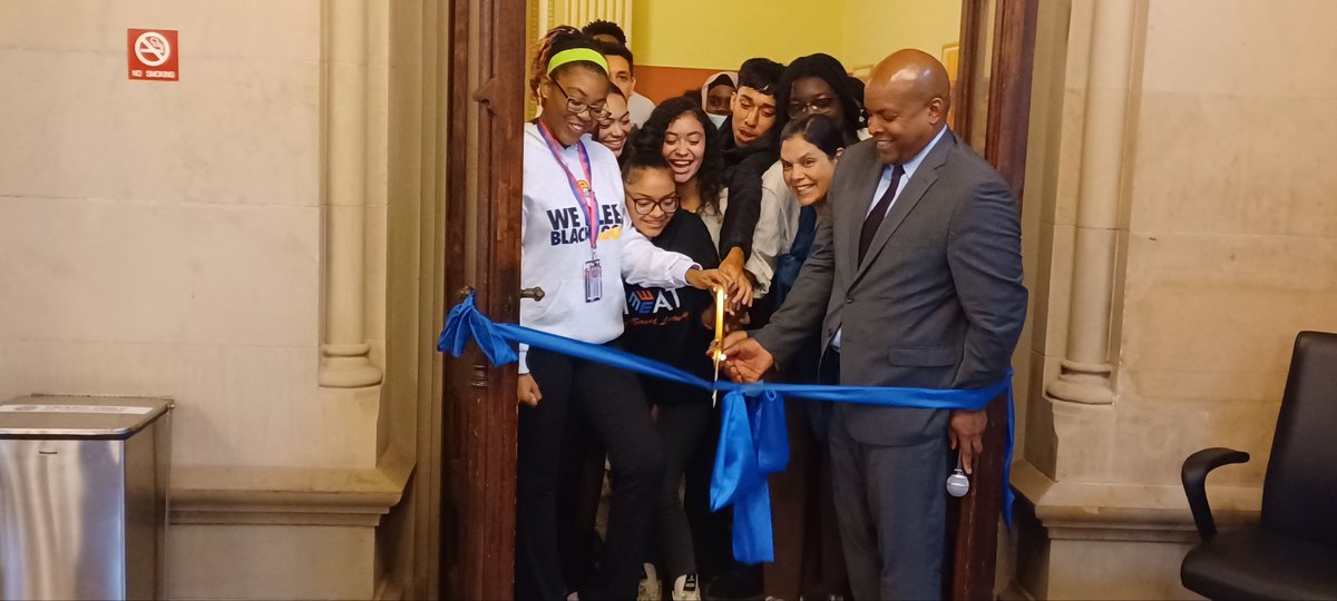 KarenWatts729's tweet photo. Awesome ribbon cutting ceremony with @BrooklynSouthHS principals, teachers &amp; HE3AT students who are learning in place at Tweed. Scholars will learn how education decisions that support high quality education are made &amp; their ideas will inform policy development &amp; revisions! https://t.co/BPgma8TISN
