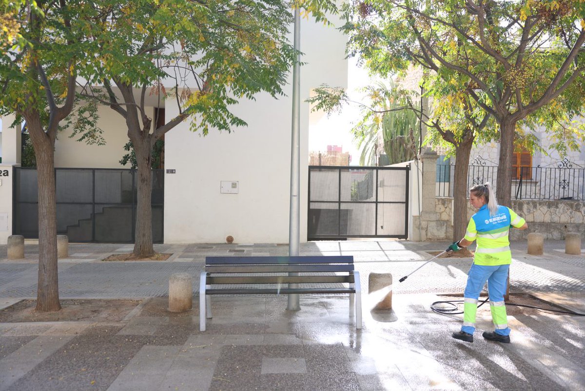 EMAYA_Palma's tweet photo. Des de 2015 hem incrementat un 70% els equips de neteja amb aigua.
Aquesta setmana treballam a fons a Son Quint.
Per favor, ajuda’ns a mantenir #PalmaNeta. https://t.co/dhaQq5heK0