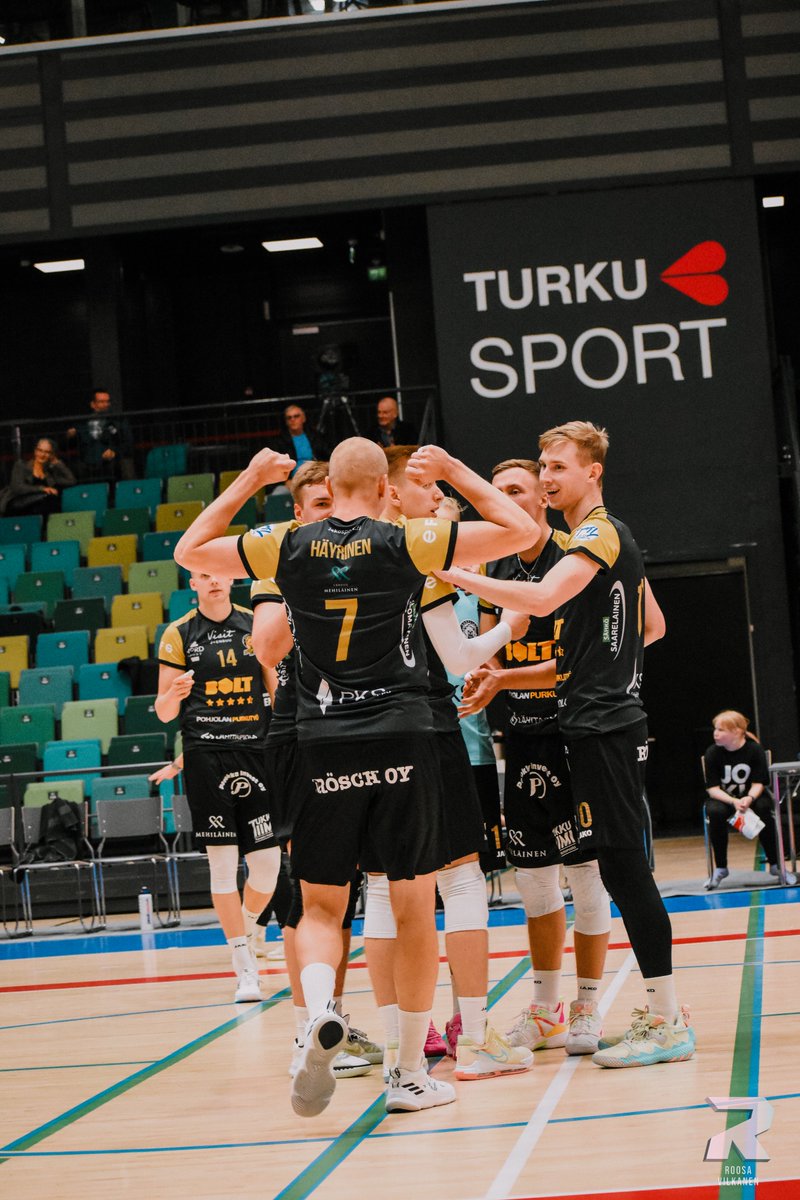 roosavil's tweet photo. "Nää on niin huippuja, sun ottamat kuvat, että epäpenkkiurheilijakin innostuu🔥"

Tää on ehkä paras palaute, mitä oon sisällöntuottajaurani aikana saanut!🤩

#salibandy #lentopallo #valokuvaus #valokuvaaja #fliiga #mestaruusliiga https://t.co/bbBOgOk7lb