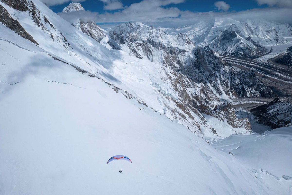 When white is the only color… 🤍 #FlyingBetweenGiants 
📸 <a href="/Tomdedorlodot/">Thomas de Dorlodot</a>