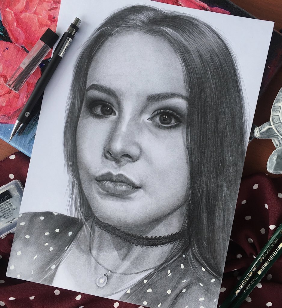 NadushkaReutova's tweet image. Hi, my name is Nadia, and I have been drawing for more than 15 years.
From an early age, I had to deal with misunderstanding, denial of my impulse to engage in creativity. No one took my drawings seriously. But I, despite the circumstances and obstacles, drew on.💔