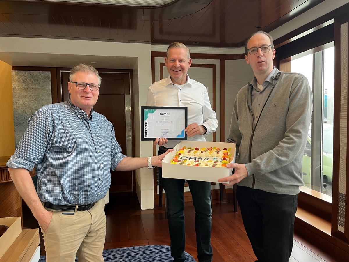 deCBM's tweet photo. Diamanten jubileum voor De Klerk Binnenbouw, ze zijn maar liefst 60 jaar lid van CBM! Kees Zwetsloot overhandigde de oorkonde en jubileumtaart aan operationeel directeur Gert Prakken (midden) en manager productie Martin Bakker (rechts). Van harte!
#leden #jubileum #taart https://t.co/GOTdlbpXA6