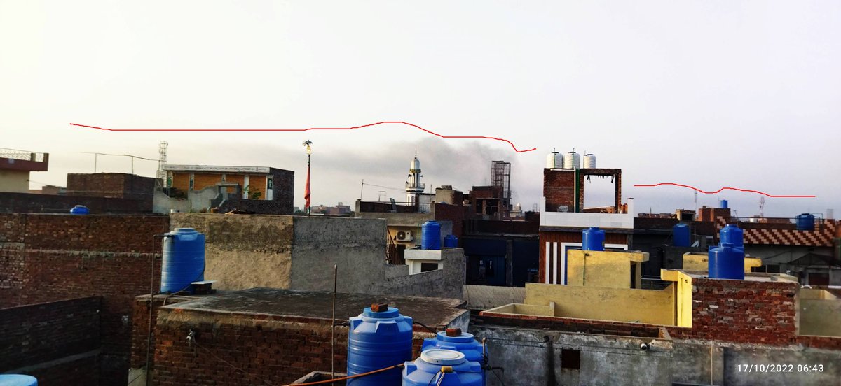 بکرمنڈی اور بابو صابو ایریا سے کالے بادل سبزہ زار کے اوپر سے گزتےہیں لگتا ہے یہاں بھی ایسا کچھ ہو رہا ہے