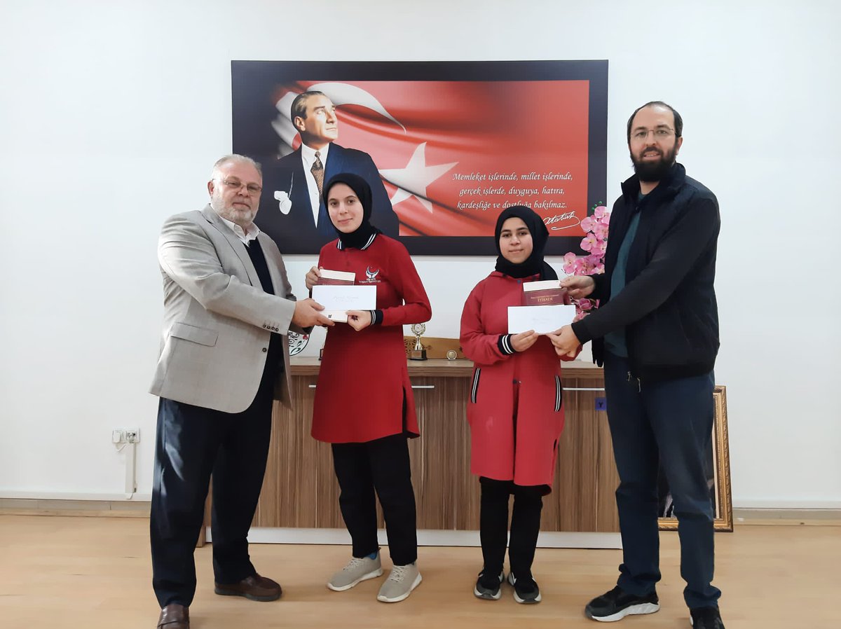 kastamonu_agd's tweet image. Haziran ayında yapılan 2022 yılı Siyer-i Nebi sınavımızda dereceye giren öğrencilerimize ödüllerini takdim ettik. Rabbim(c.c.) cümlemizi #efendimizinizinde yürüyenlerden eylesin.