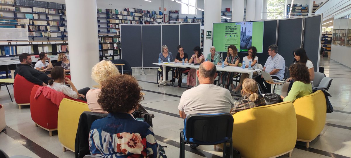 La <a href="/ConxiCoca/">Conxita Coca</a> moderant una taula rodona sobre els recursos que tenim a l'abast les persones que convivim amb menors dependents. 
Taula que esperem que sigui la primera de moltes. El tema és imprescindible.
#SomCuidadores #MaiMésSoles