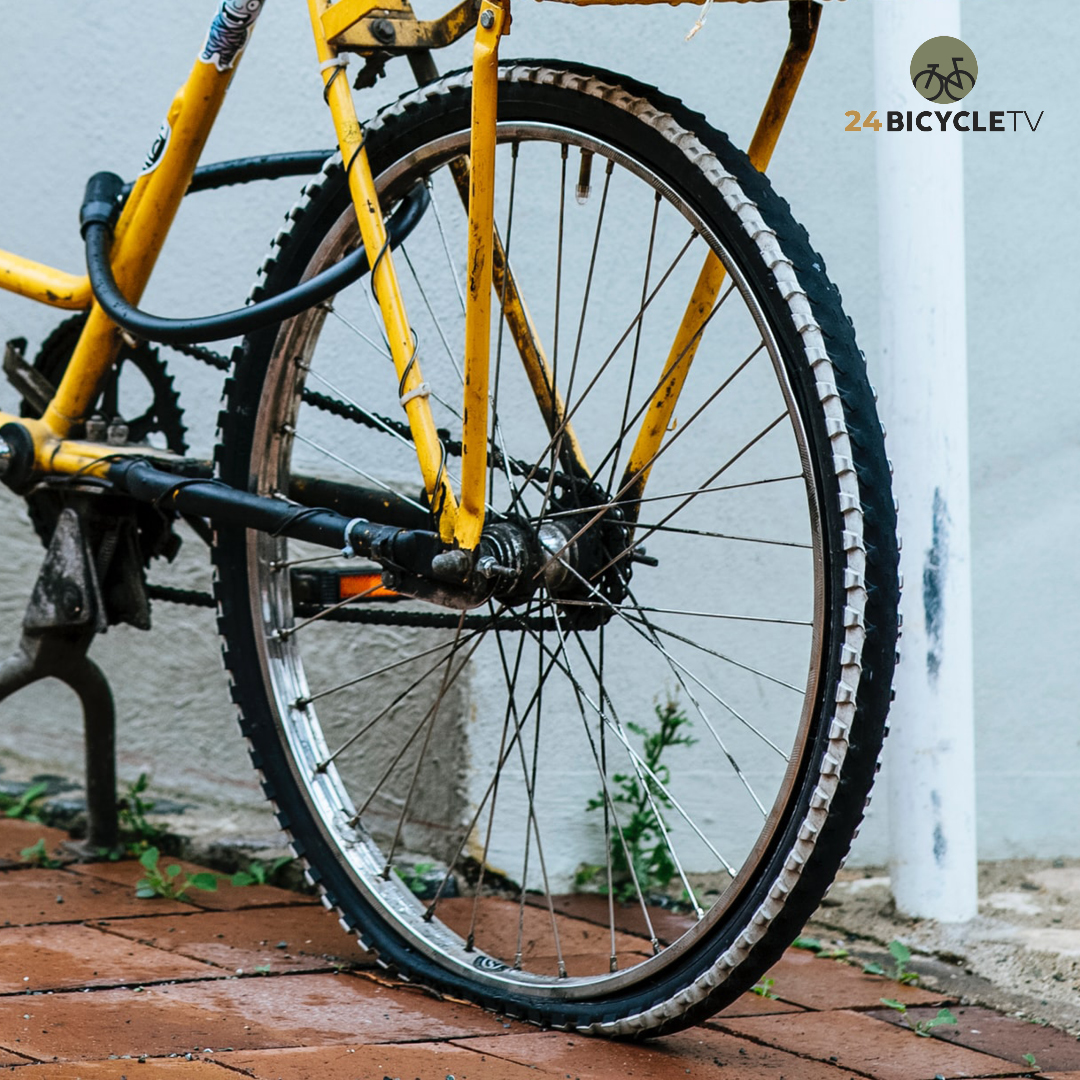 24bicycleTV's tweet photo. Band plakken? @ANWB Benn geeft ons tips hoe we weer snel de weg op kunnen: https://t.co/6IzujoQ0Zg 

#bandplakken#fietsband#ANWB#24BicycleTV https://t.co/9HtfOOMI6Z