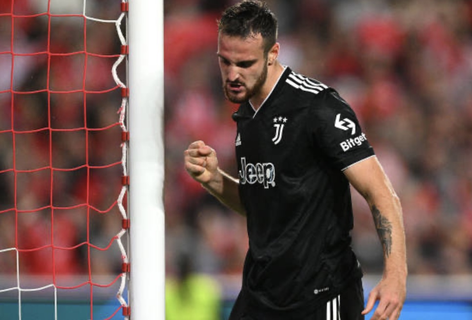juvefcdotcom's tweet photo. Gatti: “There was reaction by us at the end of the game and now we have to think about Lecce and then PSG, because we have to get into the Europa League. We have to be united as a team, as we've done in certain moments, we have to keep going forwards with our heads held high.” https://t.co/WSfG4abIWv