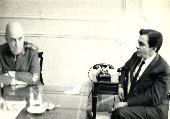 CarlosFico1's tweet photo. Darcy Ribeiro, 100 anos. No golpe de 1964, ministro de Jango, vendo um general, até então legalista, aderir aos golpistas, disparou: "Você não merece vestir a saia de Iracema!" https://t.co/P5i4fAHLpC