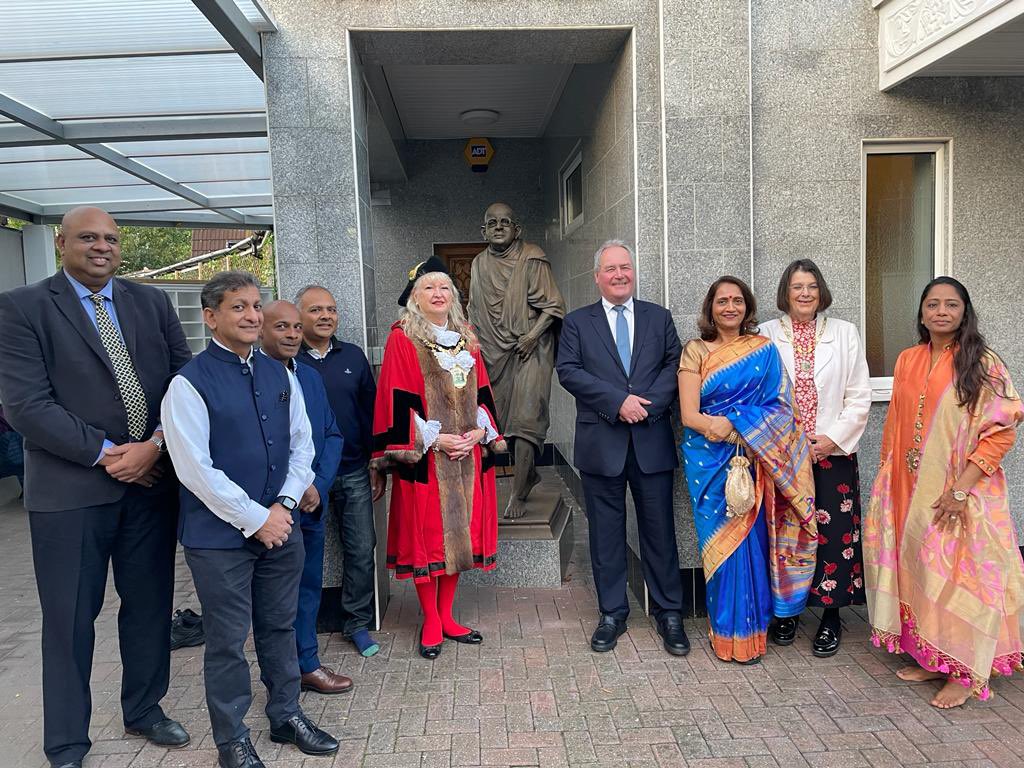 BobBlackman's tweet photo. 2nd stop on our #TourofTemples #Wealdstone #JainTemple with Mayor of Harrow Councillor @MoteJanet @paulosborn @anjanapatel01 @ramjichauhan #PriteshPatel #SamSumaria @hiteshkkaria #NutanVarshaAbhinandan https://t.co/REmt3mSKuP