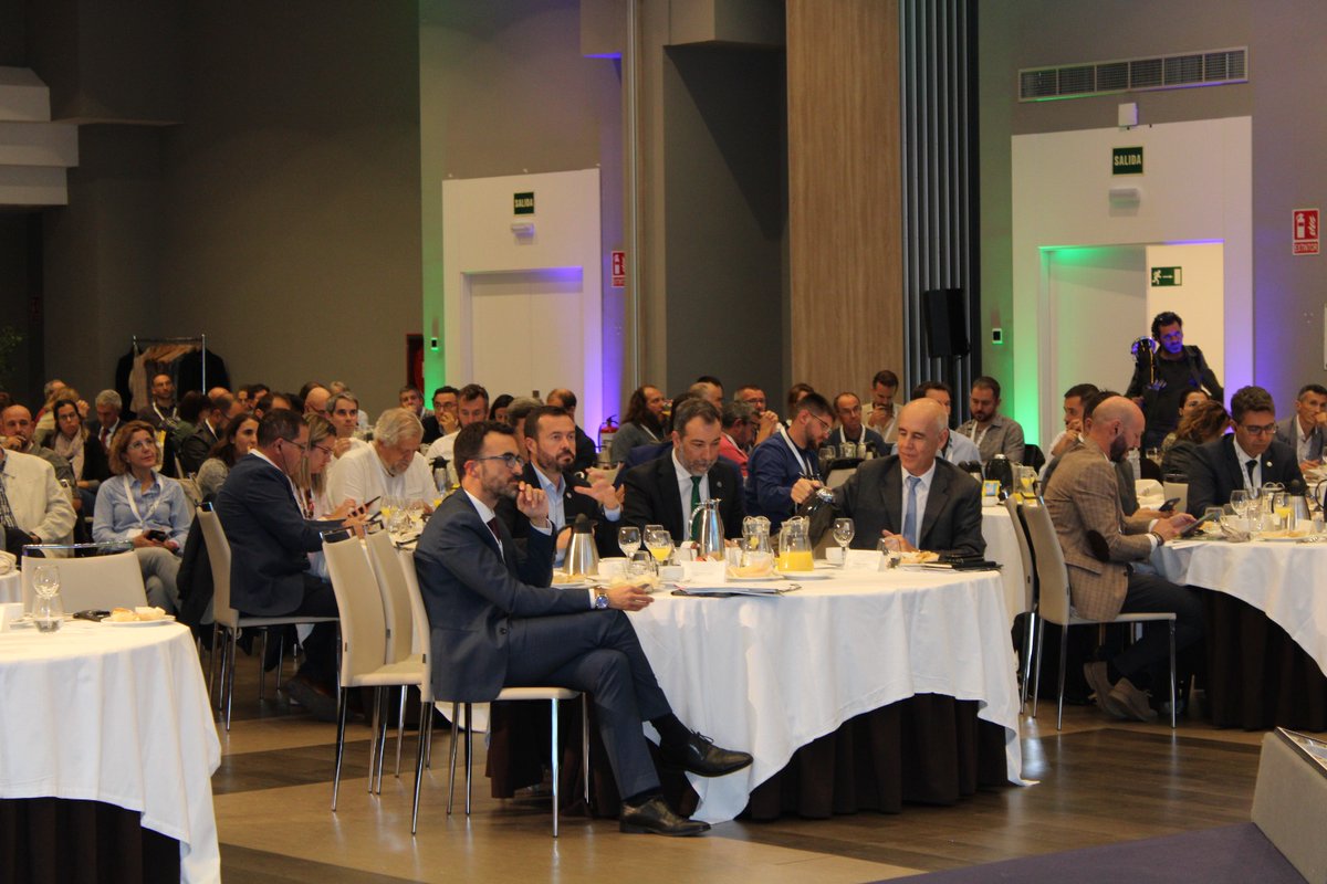 DSostenibleCLM's tweet photo. 👉Panel del I Foro #AlianzaEcosistemasCLM
Modera David Álvarez García, Director Ejecutivo @ecoacsa
Participa :
✅Asger Strange Olesen de @FSC_IC
✅Isaac Najera @inacu1974 de Global Environmental ✅Manager Repsol E&P
✅Wijnand Broer #PBAF @CREMamsterdam https://t.co/LtEDO0xQLt