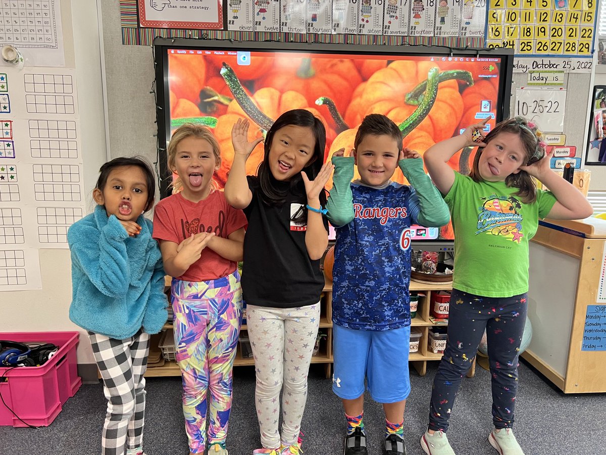 thompsliveskind's tweet photo. Tuesday’s #redribbonweek theme: dare to be different! Our Bennett Bears aren’t afraid to stand out from the crowd when it comes to making healthy choices. #bearsshine ⁦@SullivansStars⁩ https://t.co/CEGXdB1bOf
