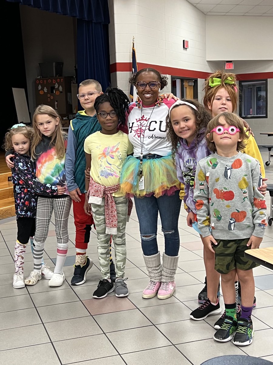 thompsliveskind's tweet photo. Tuesday’s #redribbonweek theme: dare to be different! Our Bennett Bears aren’t afraid to stand out from the crowd when it comes to making healthy choices. #bearsshine ⁦@SullivansStars⁩ https://t.co/CEGXdB1bOf