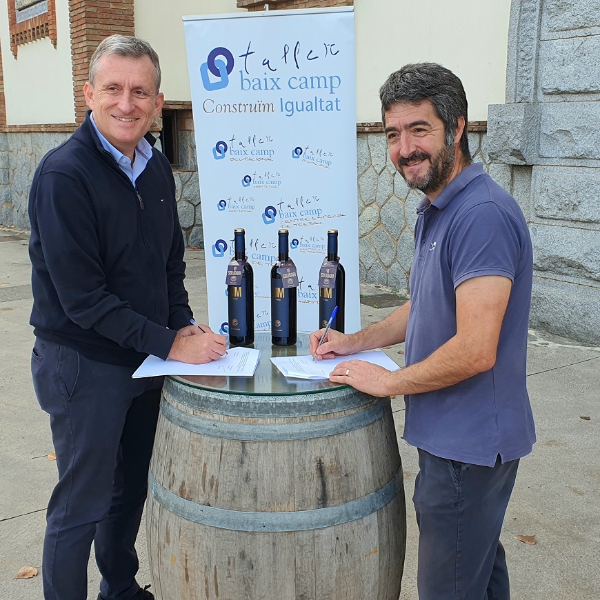 coopagrariesCAT's tweet photo. 🍷🤜🤛 El @Tallerbaixcamp i la Cooperativa Falset Marçà (@Etimonline) reforcen la seva col·laboració, que es va iniciar fa més de 5 anys, amb la presentació del vi solidari 'Ètim El Syrah'.

👉 https://t.co/ZIPgXMpMAM https://t.co/CeQk4rEnmC