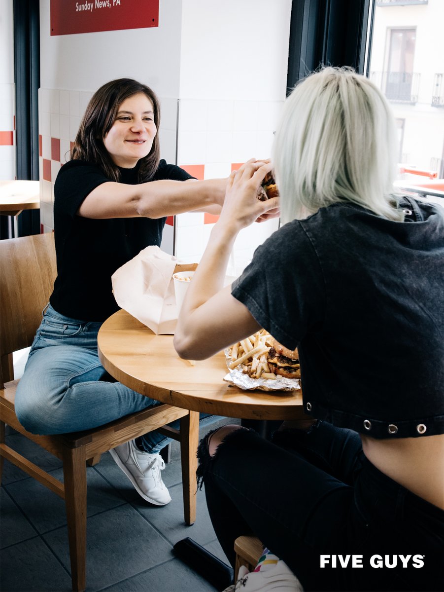 Menciona a esos amig@s que siempre te piden un mordisco de tu comida 🫣

#5Guys #FiveGuys #friends #burgerlovers