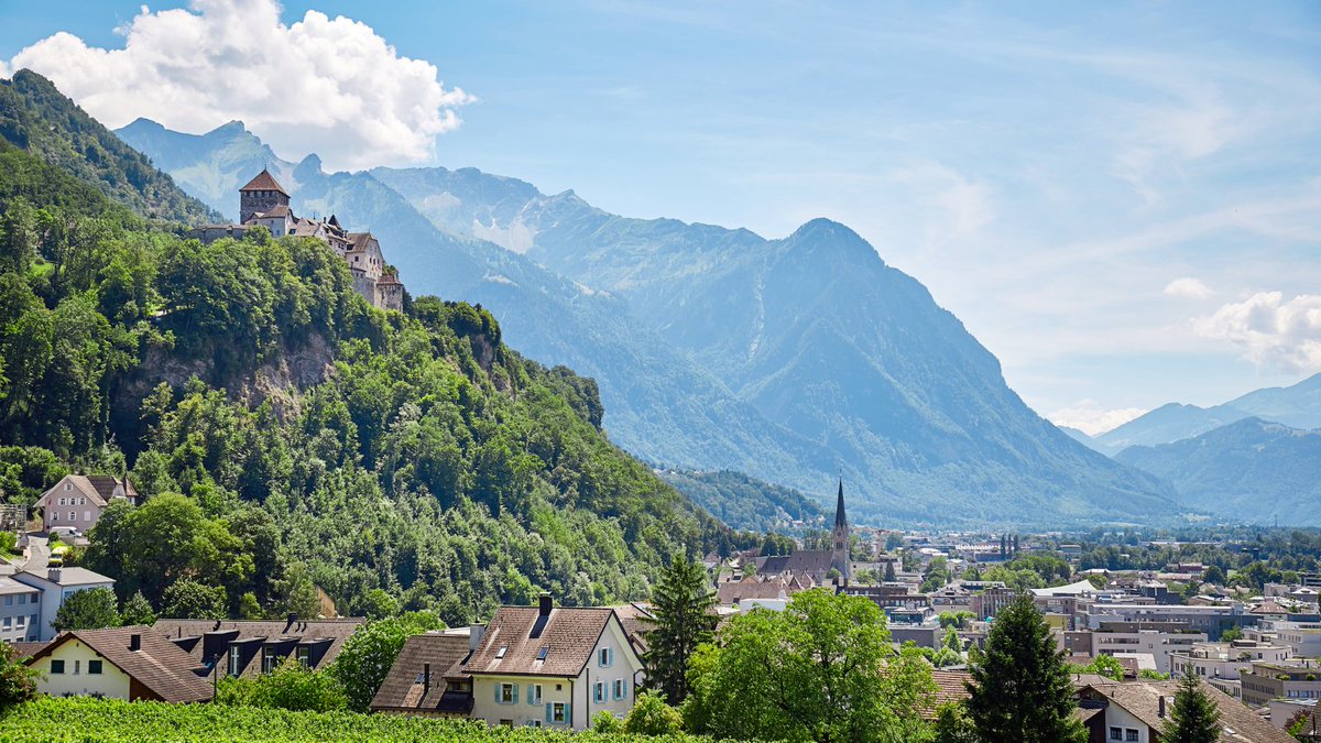 🇱🇮Liechtenstein: For quiet mountain exploring This petite sliver of a country is Europe’s least visited destination. And yet it has beautiful Alpine landscapes, nestled in the mountains between Switzerland and Austria 🏔️ 👉cutt.ly/XNsLw9I