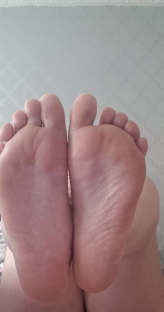 g_toepee's tweet photo. Who wants to play footsy? 😈

Onlyfans: https://t.co/iTcSbJeUEQ

Loverfans:
https://t.co/kIqwTHmnTT 

Manyvids: Genlesuk

Cashapp: @Genlesley

👣👣👣 https://t.co/d2CrKdm1RG