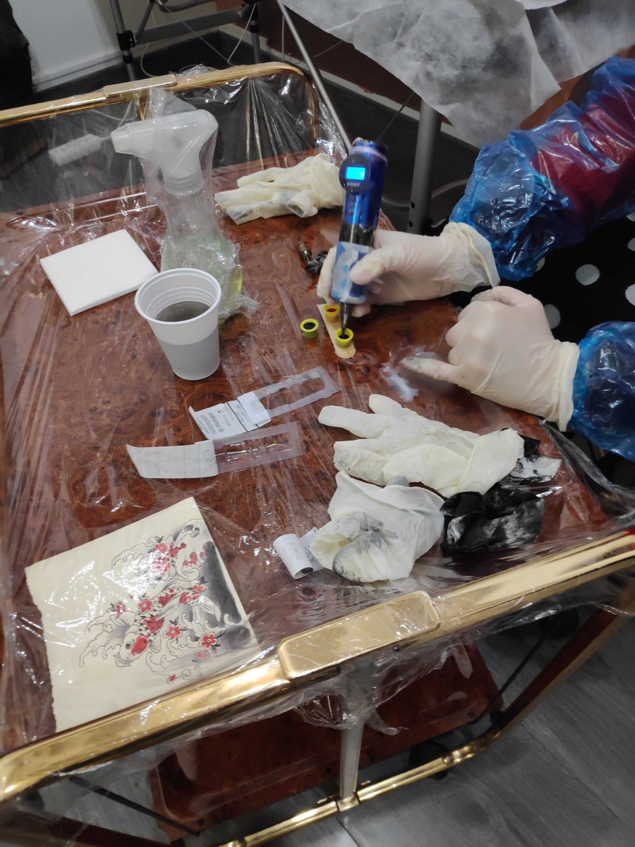 Dermographe✅
Encre✅
Modèle✅
Eau✅

Le son est dans le dernier épisode 🎶🎶🎶