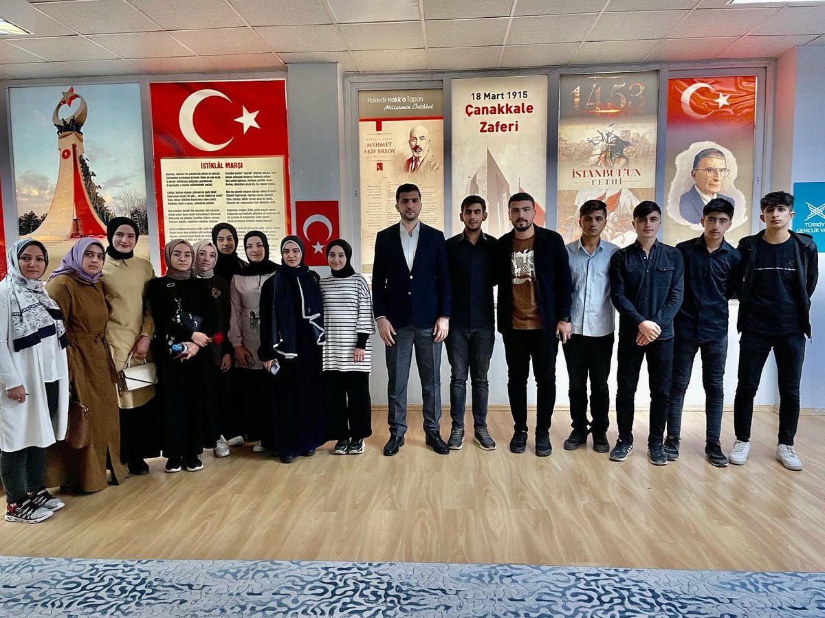 RecepTepeTR's tweet photo. 🔺Durmadan, yorulmadan gençlik için çalışmaya devam.

📍TÜGVA Çelikhan Lise Koordinatörlüğünde gönüllü olan enerji dolu liseli gençlerimizle Adıyaman Üniversitesi gezisi yaptık ve vakıf binamızda ağırladık. 
#İşimizGücümüzGençlik https://t.co/raAsnAsufd