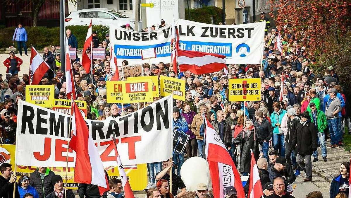 EdwardHobden's tweet photo. It's not just UK
Across w. Europe migrants being settled in as many towns as possible
Governments accelerating the
#TheGreatReplacement
Creating colonies.
Austrian town of St. Georgen im Attergau (popln 4,300) protests imminent settlement of the town
#DefendEurope
#DefendEngland https://t.co/MScDdTbK76