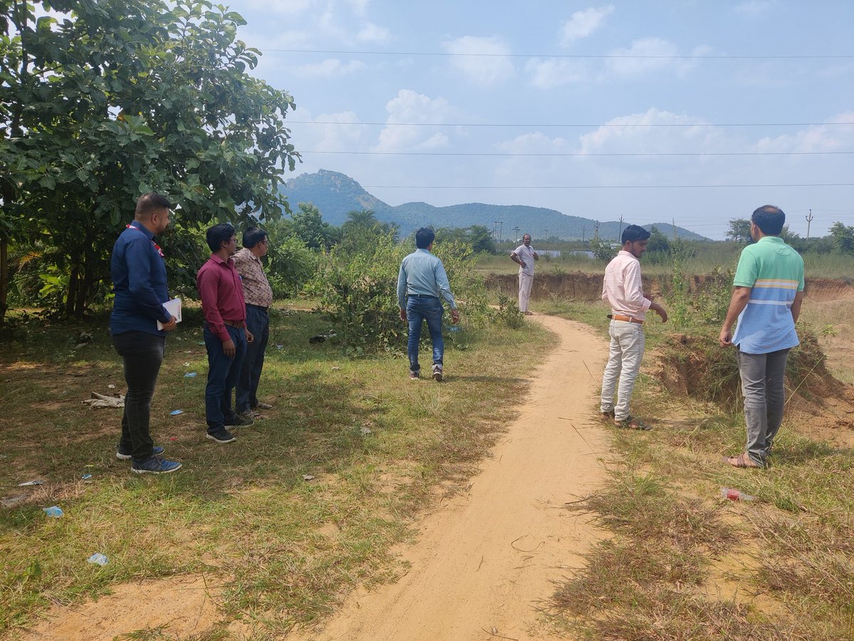 Dipa_Balangir's tweet photo. Visited IDCO Growth centre, Phase-II, Balangir with ALO, IDCO, Proprietor of M/S Harvestica Agro foods pvt ltd and DIPA team for finalisation and verification of Land alloted to the investor on 26.10.2022. @dipaops @DebDasOri @CollectorBgr https://t.co/ax1BEHKScQ
