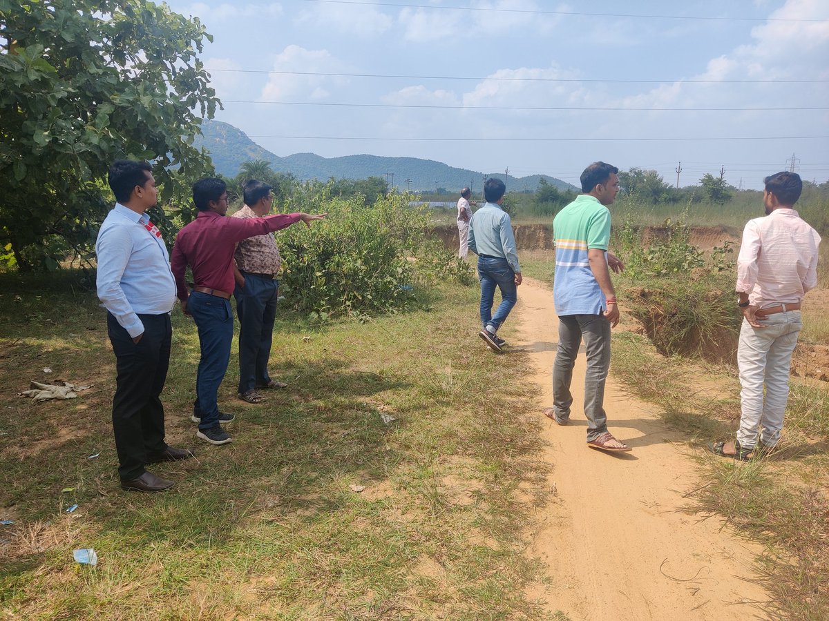 Dipa_Balangir's tweet photo. Visited IDCO Growth centre, Phase-II, Balangir with ALO, IDCO, Proprietor of M/S Harvestica Agro foods pvt ltd and DIPA team for finalisation and verification of Land alloted to the investor on 26.10.2022. @dipaops @DebDasOri @CollectorBgr https://t.co/ax1BEHKScQ