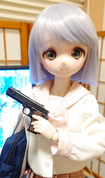 千束の銃、とりあえず持たせてみましたがMDDには微妙に大きいかな。1/3ですもんねしかしよくできてる 