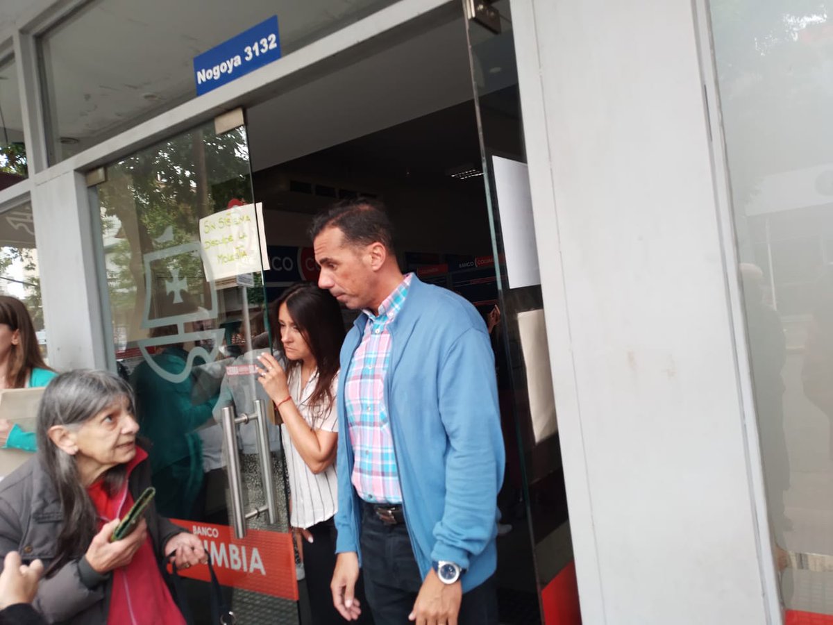 No están pagando la jubilación en el banco Columbia desde hace días  y están maltratando a nuestros abuelos. Dónde está la plata de los jubilados?