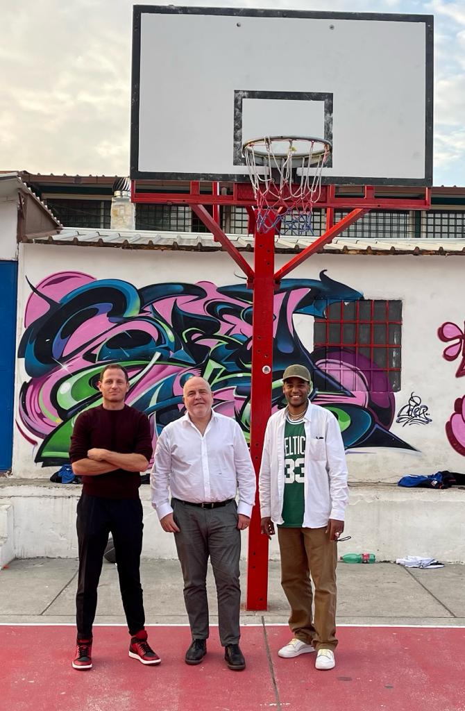 Roma Sports Network è un progetto che abbraccia tutta Roma, provincia compresa. 
Il Presidente Mignemi con Francesco Santucci di All Star Colosseu insieme a Playground Alcyone Guidonia.

🔴🟡⚫
#RomaSportsNetwork
#InsiemePerRoma