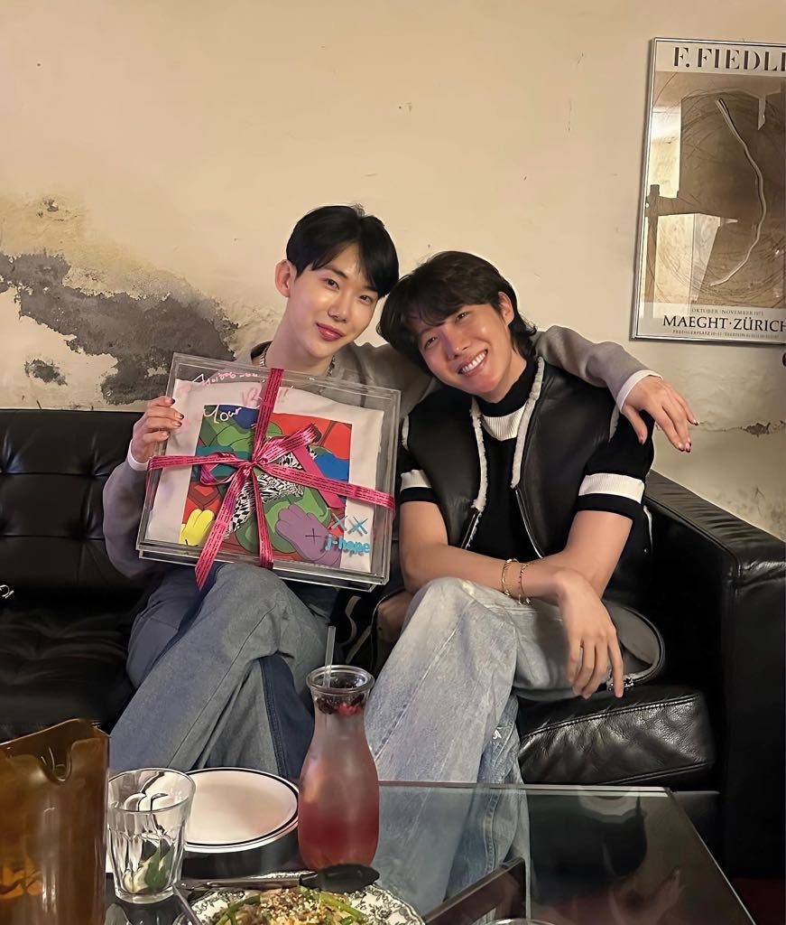 hobistateofmind's tweet photo. hobi and jo kwon - a short thread about their friendship ♡ https://t.co/In5KCdke54