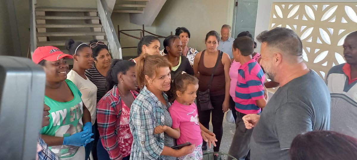 ManuPineda's tweet photo. Seguimos visitando a las comunidades afectadas por el #HuracanIan en #PinarDelRio y palpando un sentido de comunidad que hace muchos años que desapareció de nuestras sociedades. Cada vecino comparte con el de al lado, cada cual ofrece lo que tiene.
#CubaPorLaVida
#CubaVsBloqueo https://t.co/aZzNv5K1Yw