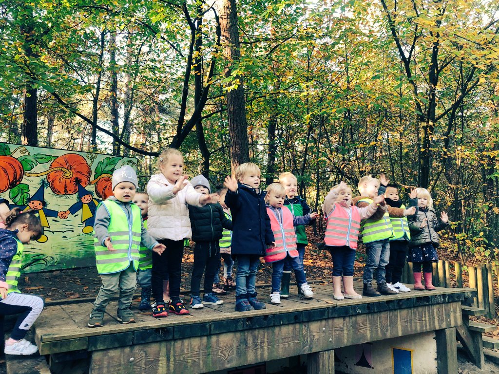 juf_elien's tweet photo. Op zoek naar kabouters #herfstwandeling #kabouterbos #voorhetgoededoel #sponsortocht #trapleerke https://t.co/nTlmhw7s0H